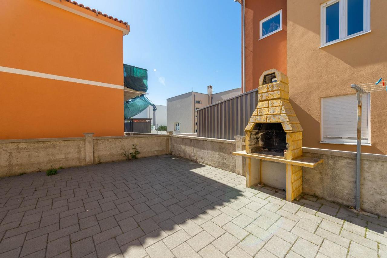 Niko Apartment Vir Exterior foto